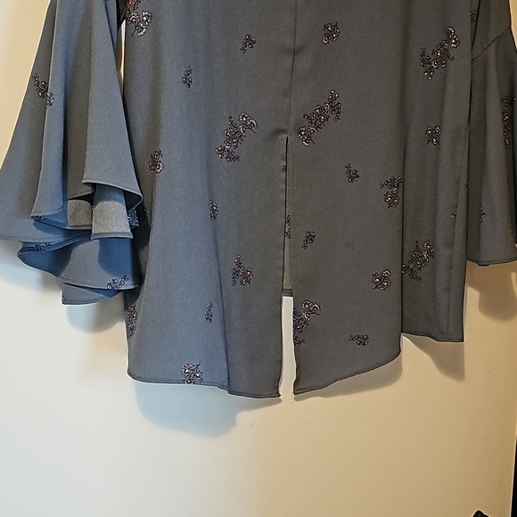 Long-sleeved, flared at wrists - Picture 7 of 7